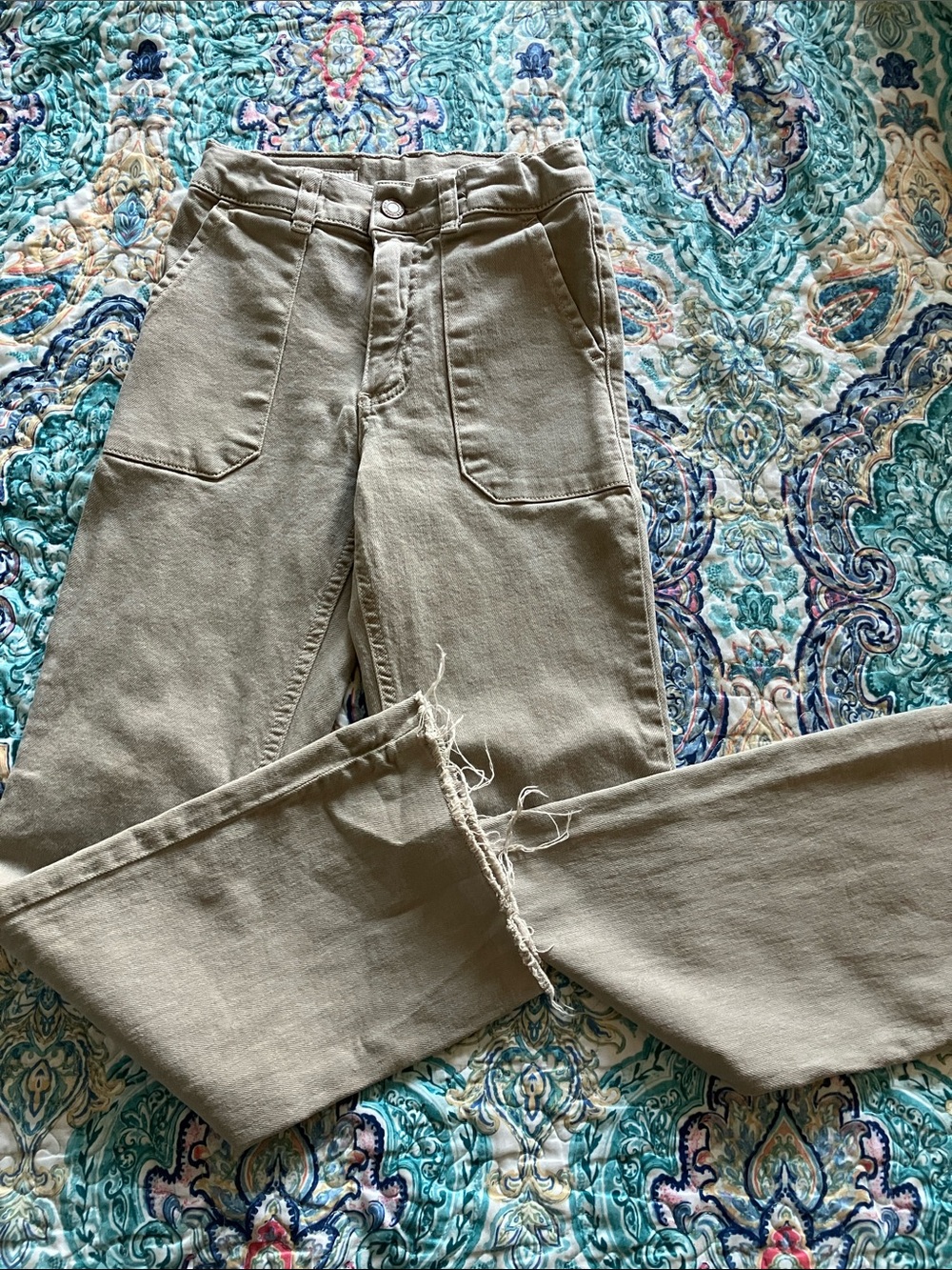Back to school 📚 
Zara Light Olive Green Casual Jeans